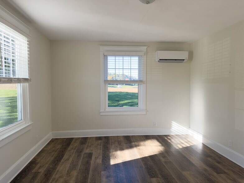 Building Photo - 490 Sumac Rd