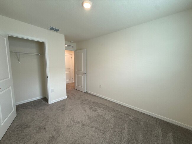 Building Photo - Beautiful Townhome Community Close to Everything!!