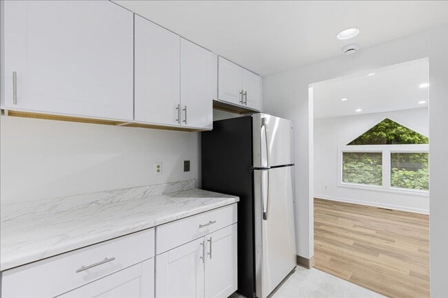 Building Photo - Newly Renovated + Sunny & Bright, 2 Bedroo...