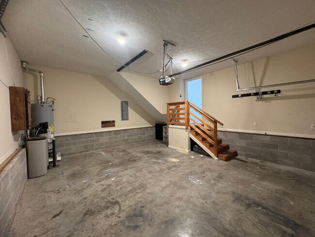 Building Photo - Single Family Home in Clarksville!