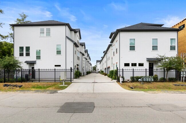 Building Photo - 846 Wakefield Dr