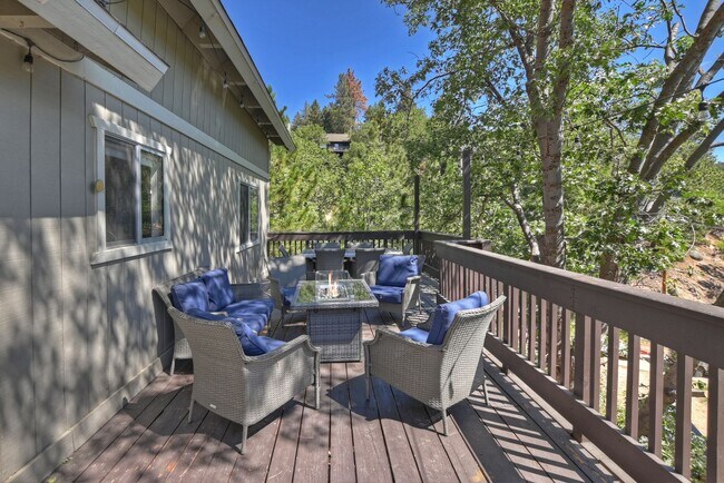 Building Photo - Stylish Chalet with Lake Rights