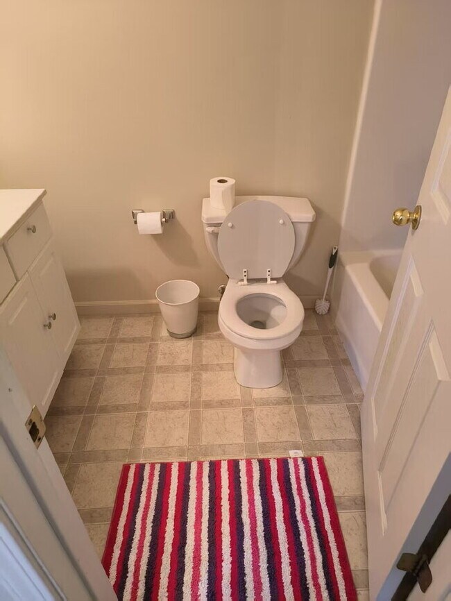 Building Photo - Reduced: 3BR/2.5BA Condo with attached single-bay garage on Southeast side