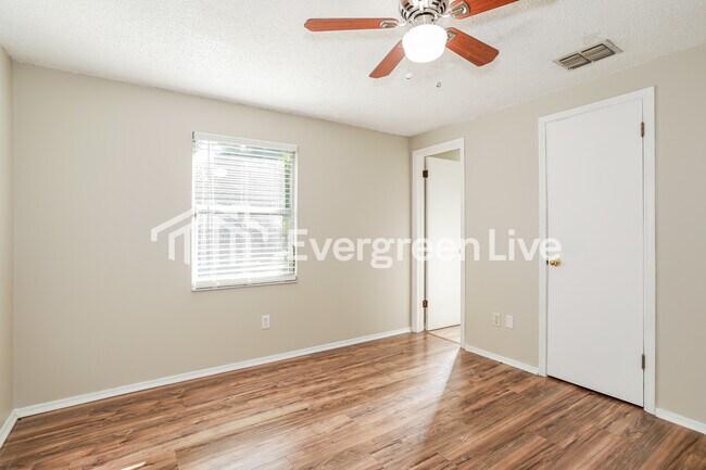 Building Photo - 229 Evergreen Ln