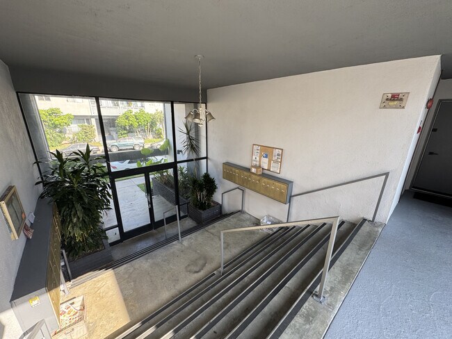 Building Photo - 1165 N Normandie Ave