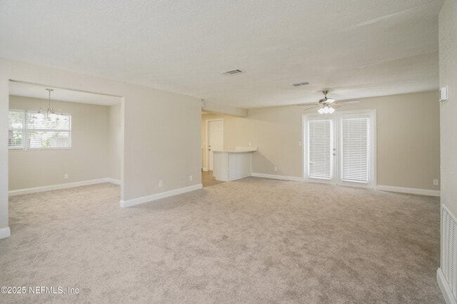 Building Photo - 583 Madeira Dr