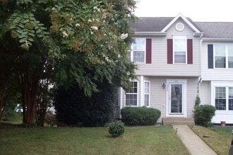 Building Photo - Beautiful Townhome in Stone River