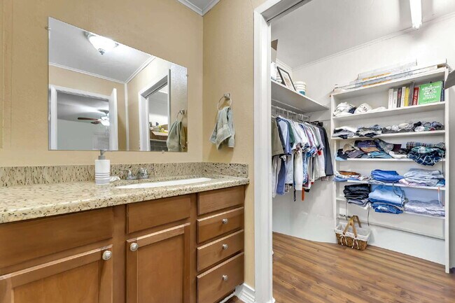 Building Photo - 520 Helena St