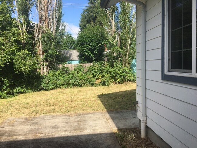 Building Photo - 6 Bedroom 2 bath House Close to Campus