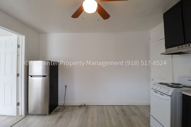 Building Photo - 732 N Victor Ave