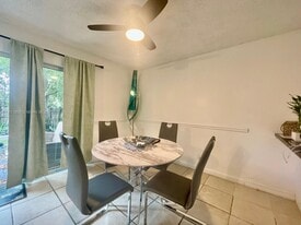 Building Photo - 332 Sunshine Dr