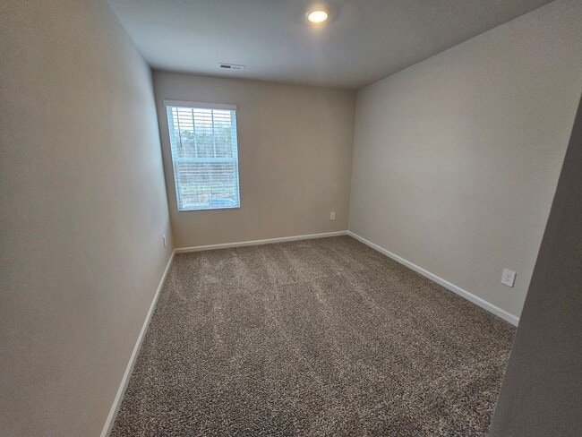 Building Photo - Like-New townhome in Concord