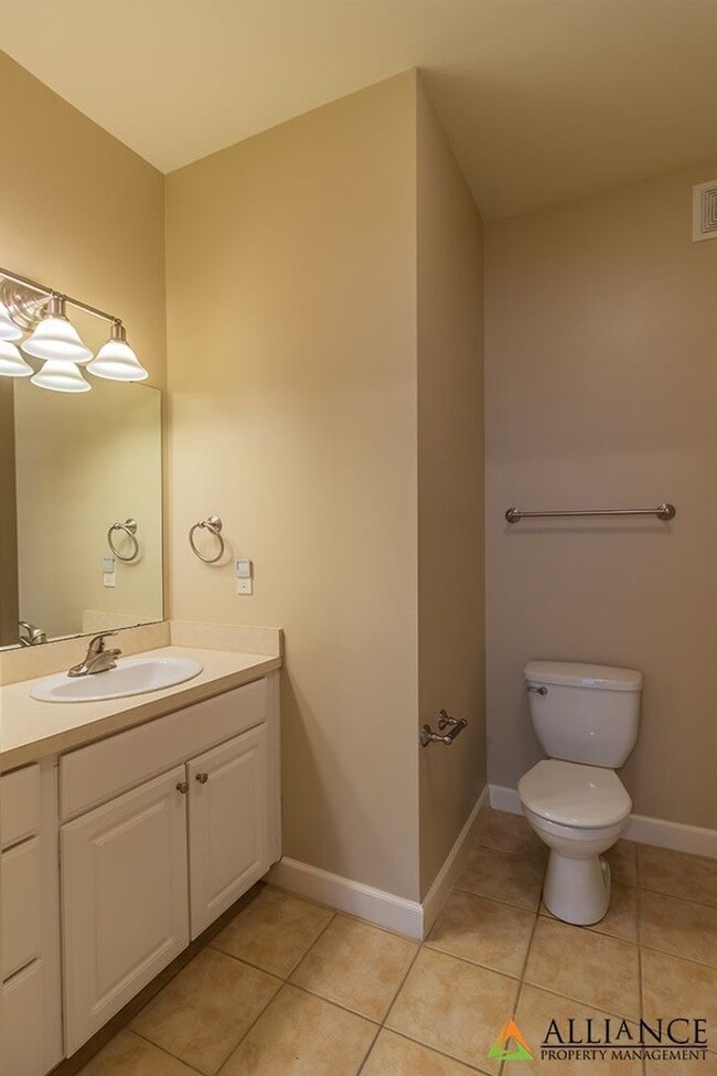 Building Photo - Great Location!