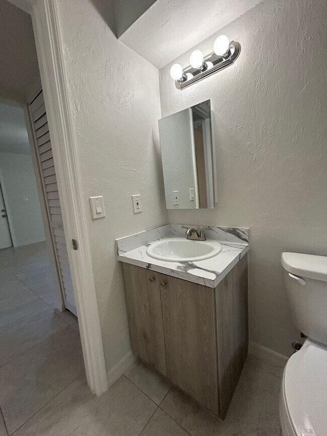 Building Photo - 2 bed 1 Bath Condo