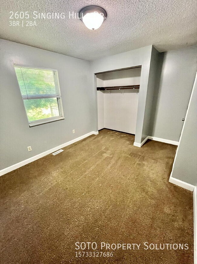 Building Photo - 2605 Singing Hills Dr