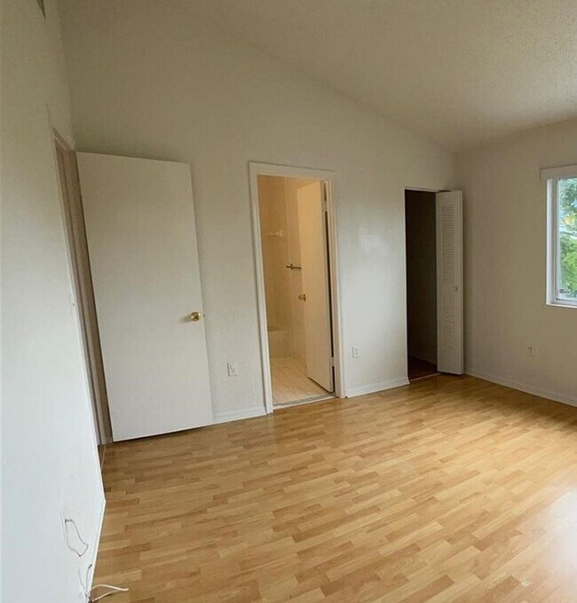 Building Photo - 6225 SW Kendale Lakes Cir