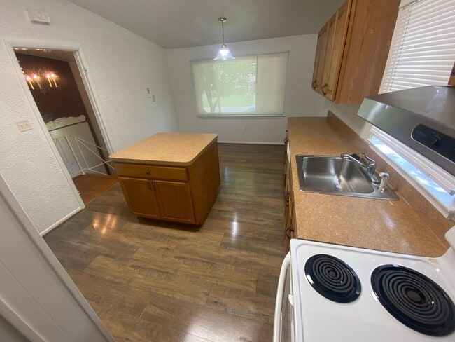 Building Photo - PRICE REDUCTION! A spacious three bedroom/ three bath split foyer single family home located in K...