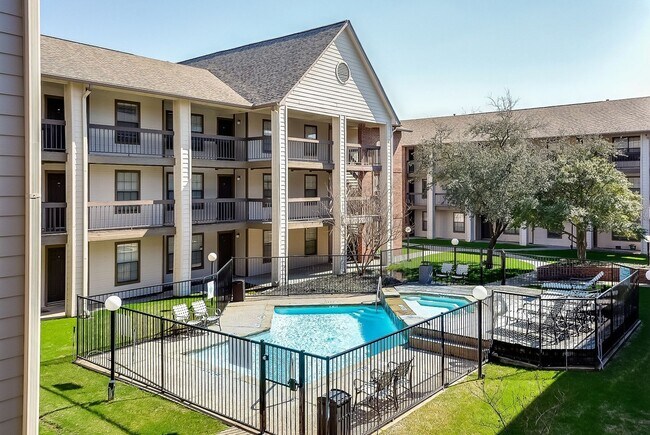 Building Photo - 218 N Texas Blvd