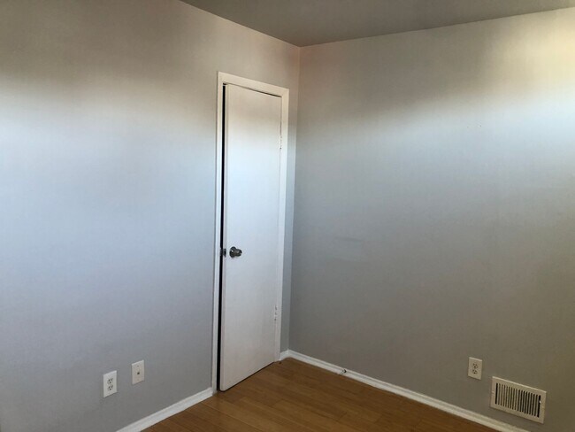 Building Photo - 2 bedroom 1 bathroom recently renovated in Baltimore city