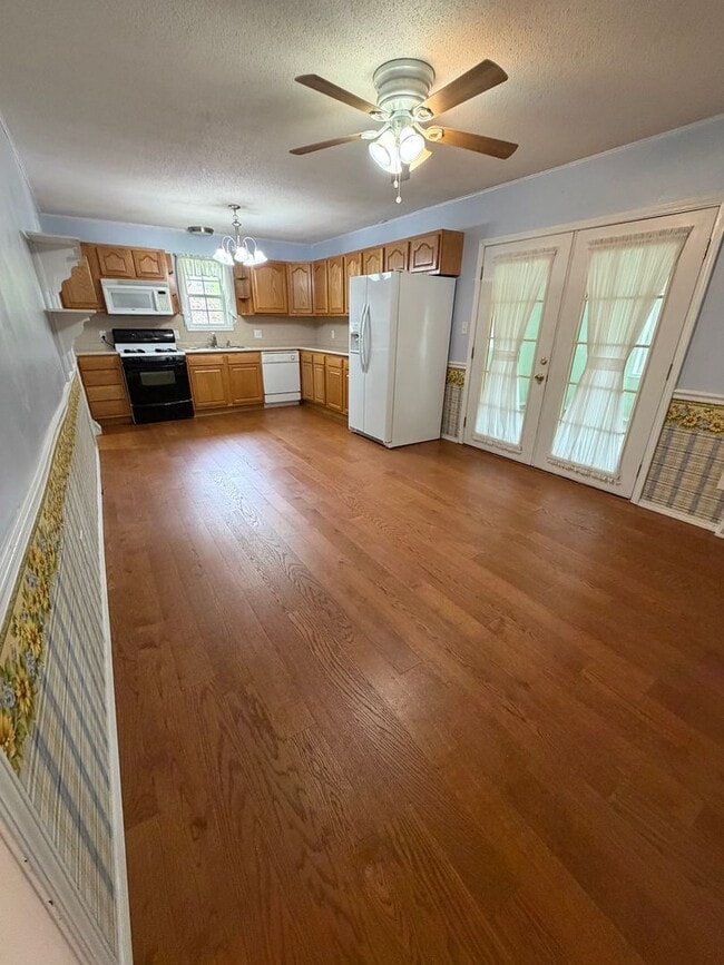 Building Photo - 3 Bedroom | 1 Bathroom | 2 Car Garage | Springfield MO!