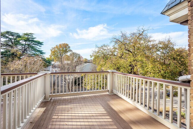 Building Photo - ADORABLE CONDO ON ARTHUR ASHE BOULEVARD