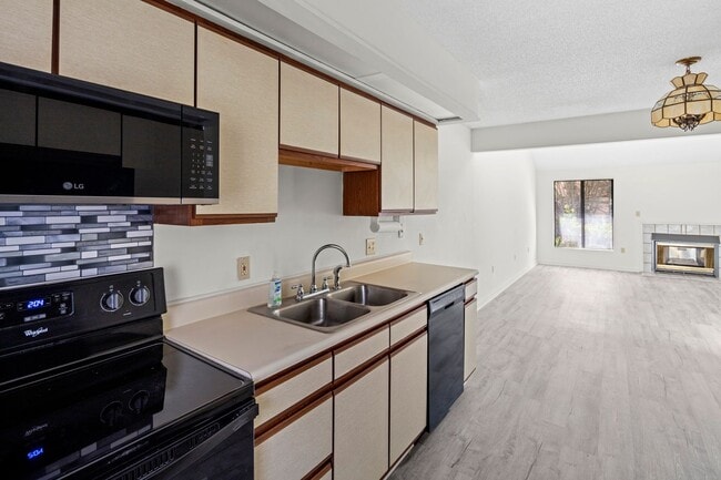 Building Photo - South Asheville Townhome