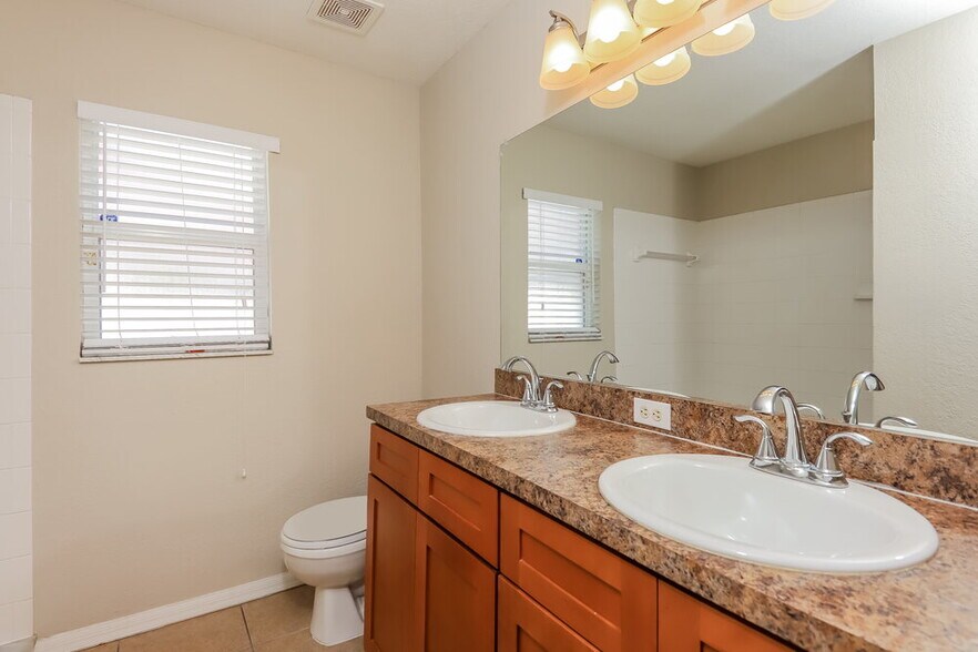 Building Photo - 3008 Sabal Bend Dr NE