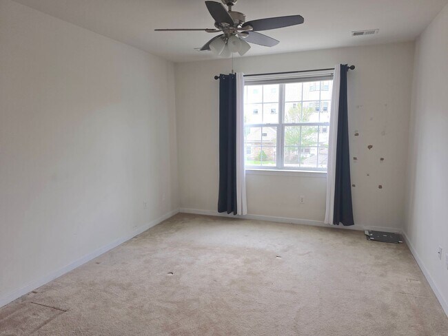 Building Photo - Beautiful 2nd floor (with elevator services) condominium: 2-bed, 2-bath, beautiful kitchen, bonus...