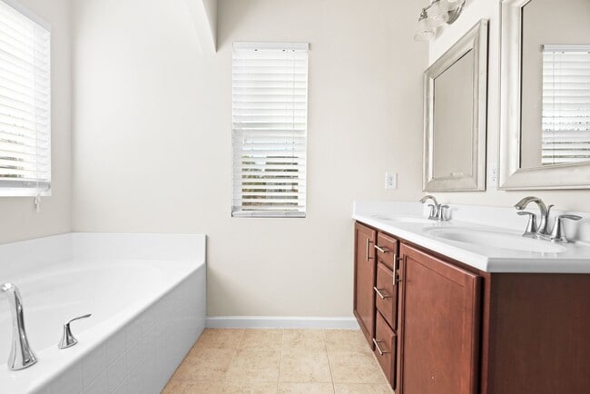 Building Photo - Well Maintained End Unit Townhome with Community Pool! Available July 14th!