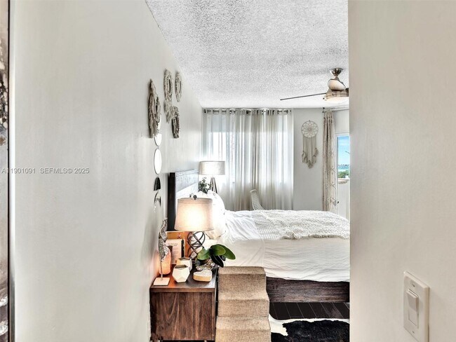 Building Photo - 6422 Collins Ave