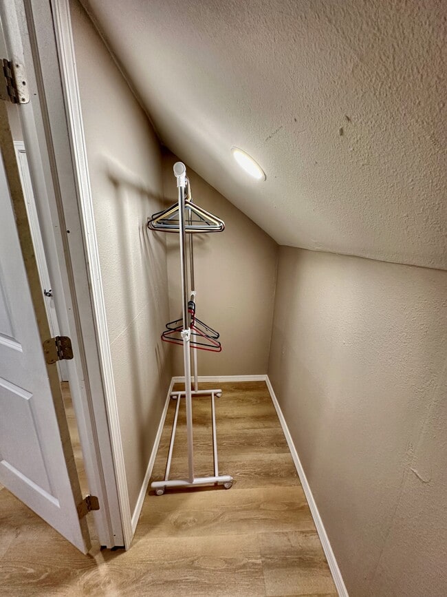 Building Photo - 614 Jamesville Ave