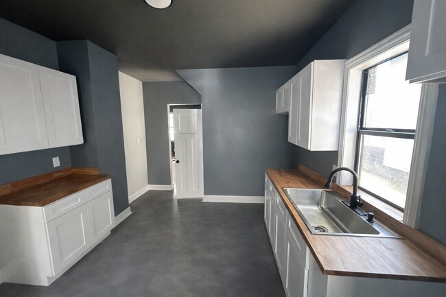 Building Photo - 230 W 29th St