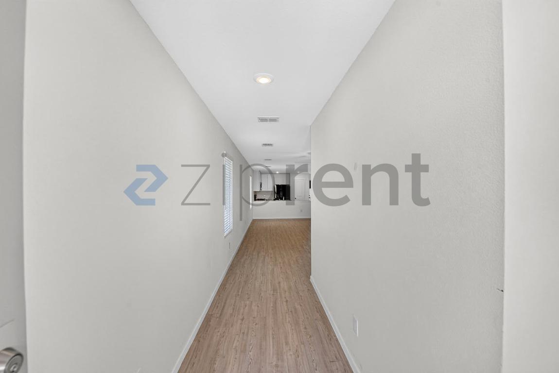 Building Photo - Unit