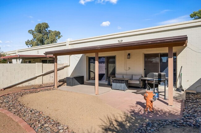 Building Photo - 2355 W Voltaire Ave