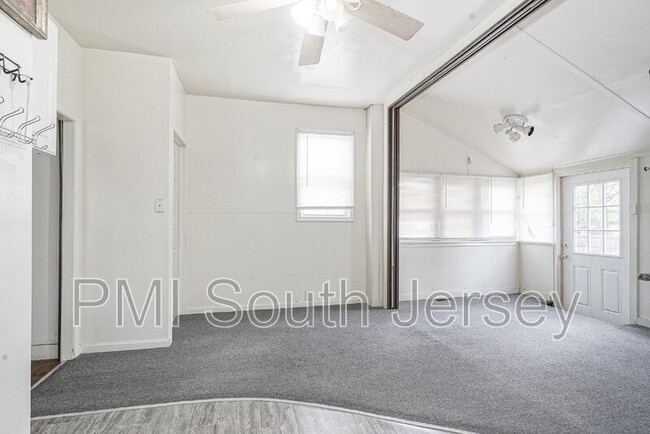 Building Photo - 121 Oak St