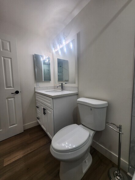 Hallway Bathroom - 431 S Simpson Ave