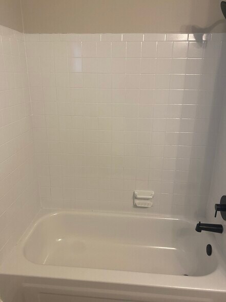 Hallway Bath - 1102 Oak Cir