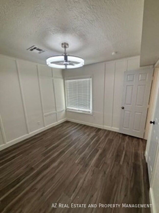 Building Photo - 502 E Cody Dr