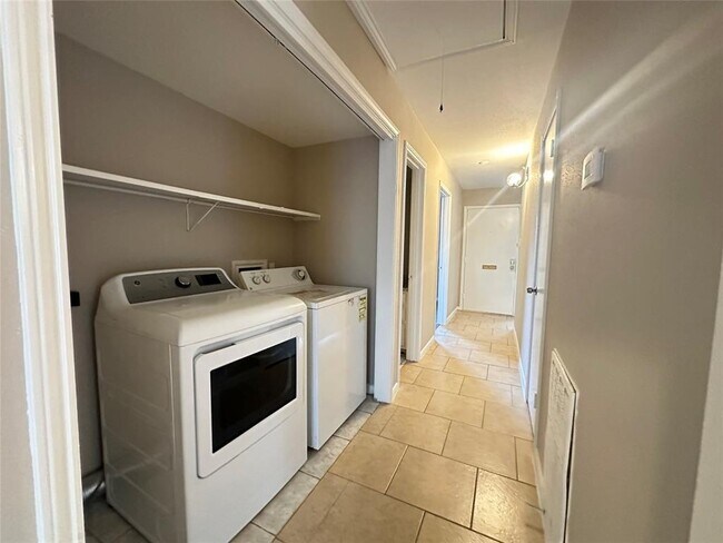 Building Photo - 10627 Sandpiper Dr