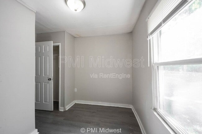 Building Photo - 445 W 29th St