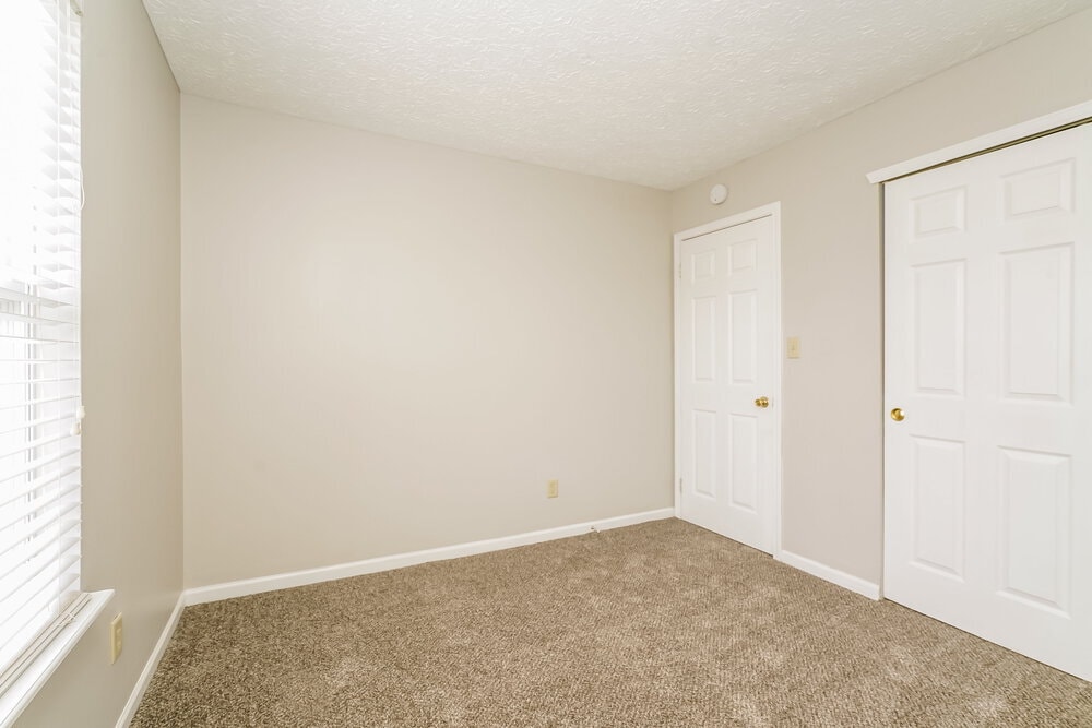 Building Photo - 4487 Connaught Dr E