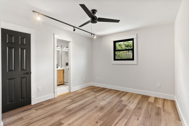 Building Photo - Brand new 1BD/1BA units in Gated Complex, ...