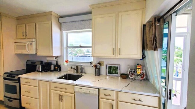 Building Photo - 745 SE 19th Ave