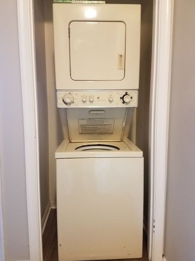 Building Photo - Cozy Townhome in Newport News