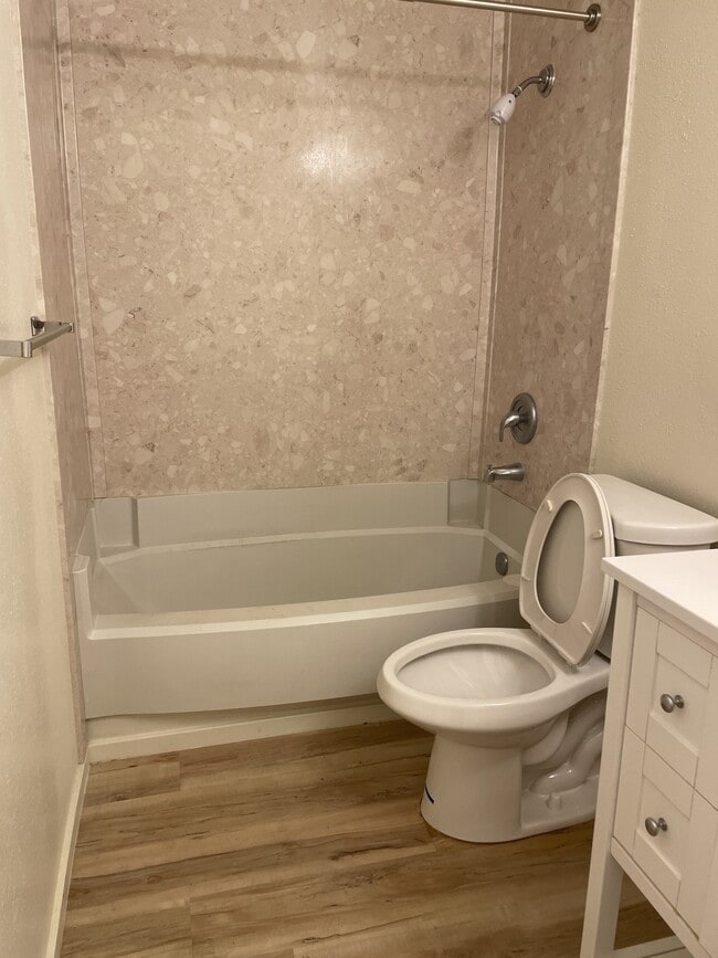 Building Photo - 89 S Valley Dr