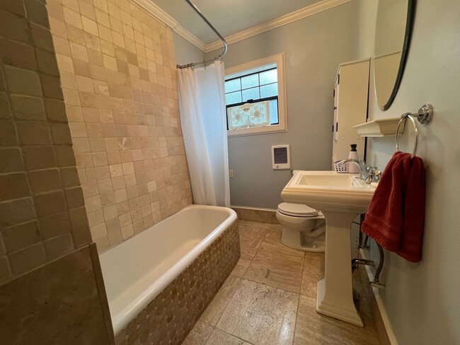Building Photo - New Pricing! Charming Studio in Highly Des...