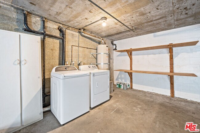 Building Photo - 1425 Centinela Ave