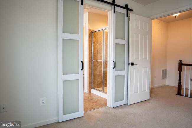 Building Photo - 42243 Canary Grass Square