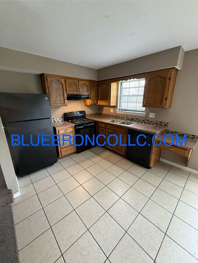 Building Photo - 2 bedroom 1.5 bath with attached garage, G...