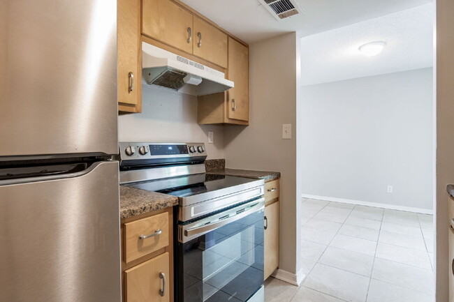 Building Photo - Desirable townhouse centerally located.